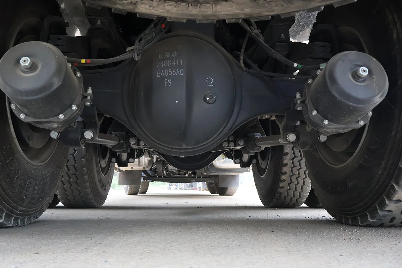 Khung gầm xe tải thùng Chenglong H7 260 HP thùng mui bạt